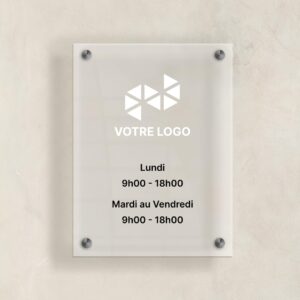 Plaque professionelle plexiglass 25*30 horaires ouverture avec logo depoli lettres noir et blanc